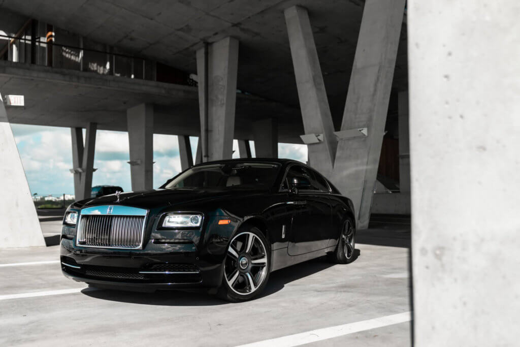 Rolls-Royce Wraith (black w/white) 1