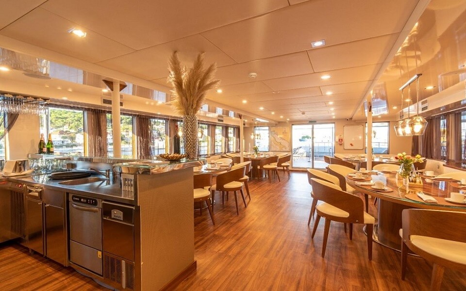 157 yolo yacht Dining area 2